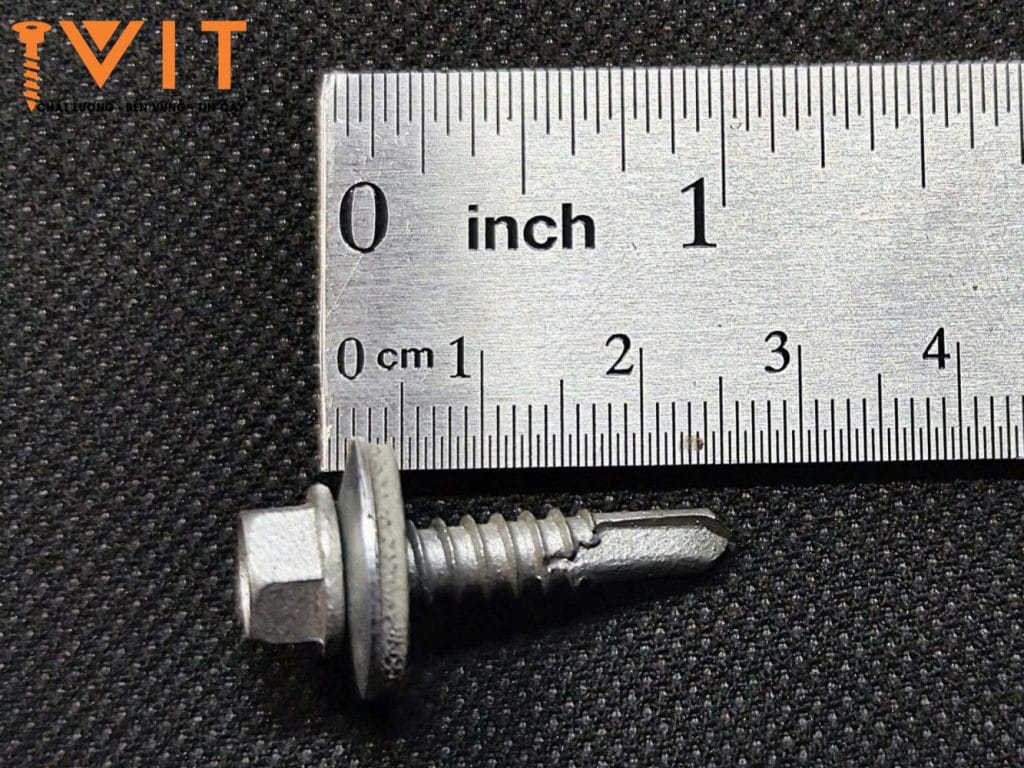 cận cảnh vít bắn tôn mạ kẽm 5.5×25mm đầu lục giác có đệm EPDM, nền công trình tôn vách