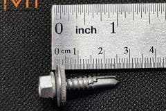 cận cảnh vít bắn tôn mạ kẽm 5.5×25mm đầu lục giác có đệm EPDM, nền công trình tôn vách