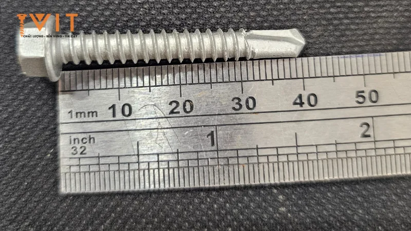 Thân vít bắn tôn 5.5×40mm mũi tự khoan, chiều dài 40mm đo trên thước milimét