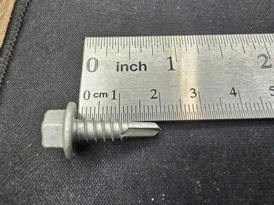 Vít hệ kèo truss Ø5.5 × 20mm đầu lục giác không đệm đặt cạnh thước đo chiều dài