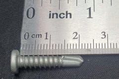 Vít liplock 4.8×22mm mạ kẽm đặt trên đai kẹp Klip-Lock của mái standing seam