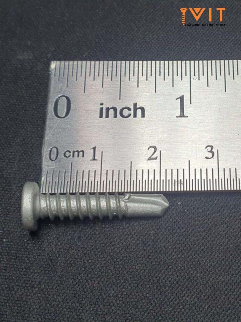 Vít liplock 4.8×22mm mạ kẽm đặt trên đai kẹp Klip-Lock của mái standing seam