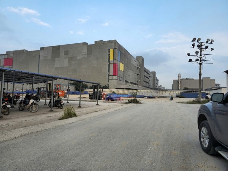 Công trình nhà máy điện tử FDI tại KCN Yên Phong sử dụng vít bắn tôn mạ kẽm do IVIT cung cấp