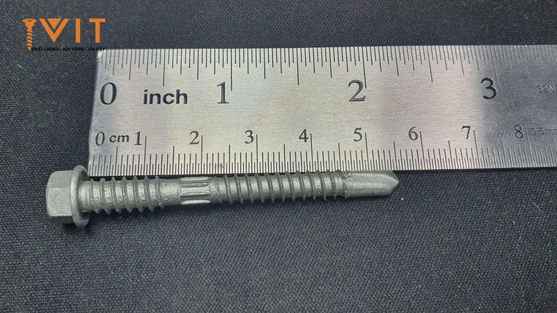 Vít bắn tôn 55mm ren kép Sheh Fung đã tháo rời long đệm, thấy ren trên, đoạn khía giữa, ren dưới và mũi khoan cạnh thước