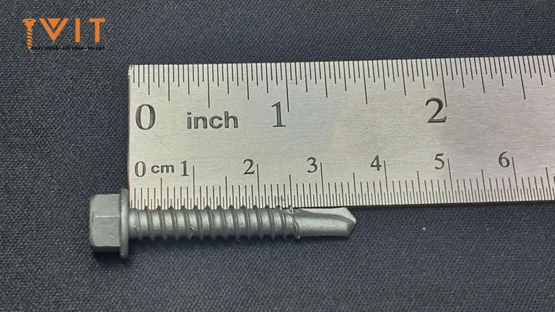 Vít bắn tôn 35mm Sheh Fung chưa lắp long đệm, lộ rõ ren đơn và mũi khoan cạnh thước