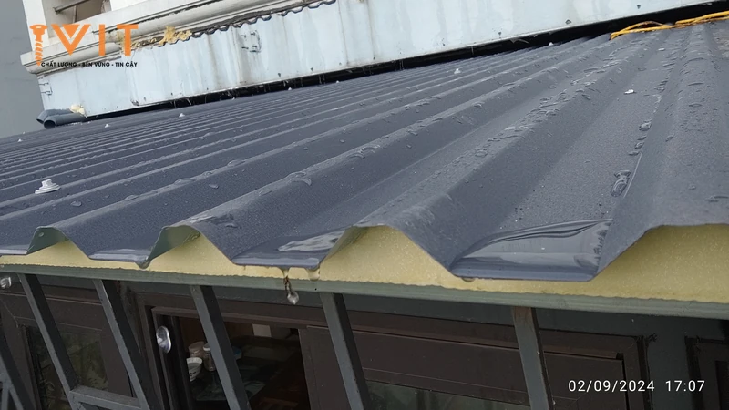 Mép tấm tôn xốp lộ mặt cắt: chiều cao sóng lớn hơn nhiều lần độ dày tôn lợp mái, vít bắt trên đỉnh sóng