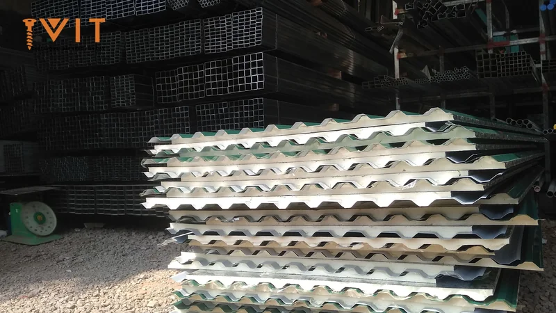 Chồng tôn xốp cách nhiệt xếp trong kho, nhìn rõ lớp xốp nằm dưới tấm tôn sóng