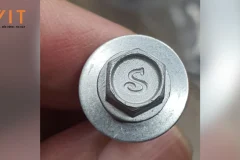 Đầu lục giác vít bắn tôn Sheh Fung dập chữ S kèm long đệm cao su EPDM, chụp cận cảnh trên tay