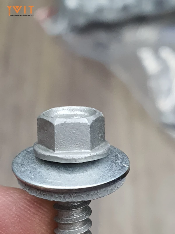 Cận cảnh đầu lục giác vít Sheh Fung với đệm cao su EPDM nằm ngay dưới vành đầu, cầm trên tay