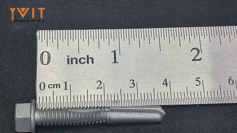 Vít sàn deck Sheh Fung đặt dọc thước inch và cm để đếm số vòng ren trên một inch thân vít
