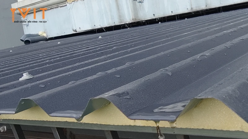Mép mái tôn xốp lộ biên dạng sóng, một điểm bắt vít lục giác trên mặt tôn đọng nước mưa