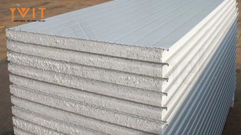 Các tấm panel cách nhiệt xếp chồng nhìn rõ mép lõi xốp, căn cứ chọn size vít bắn tôn panel
