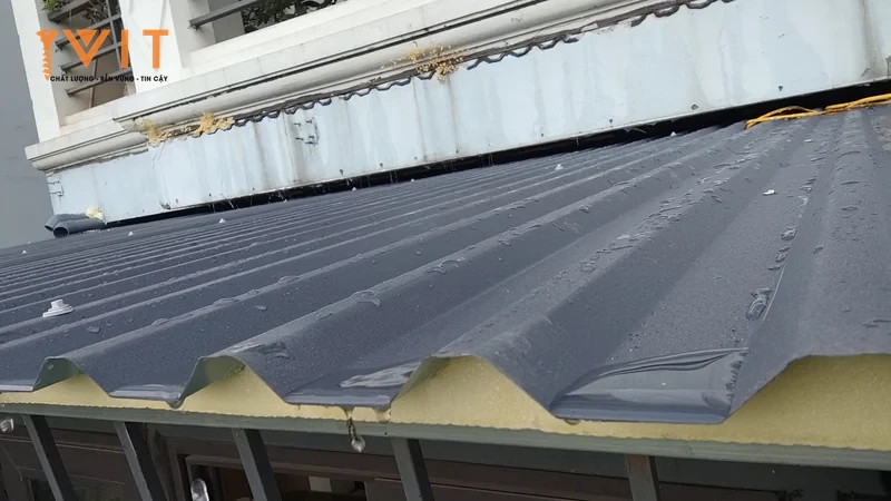 Mép mái tôn xốp màu xám nhìn từ đầu tấm, lớp xốp cách nhiệt màu vàng nằm ngay dưới các sóng tôn