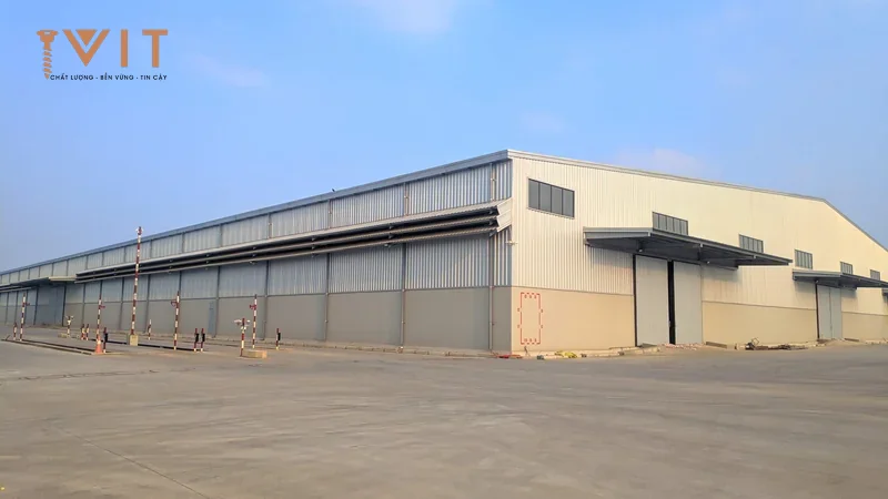 Nhà xưởng tiền chế đã hoàn thiện mái tôn và vách tôn, cửa cuốn lớn và mái hiên dọc tường