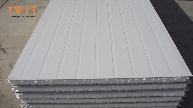 Chồng tấm panel cách nhiệt lộ lớp lõi xốp giữa hai mặt tôn, độ dày tấm là căn cứ chọn chiều dài vít