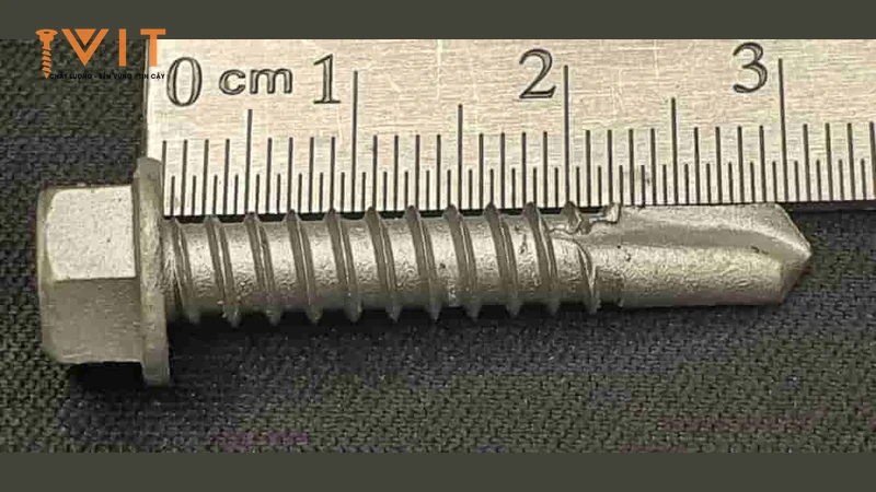 Thân ren và mũi khoan phủ lớp mạ xám bạc của vít bắn tôn Sheh Fung 30mm đã tháo long đệm
