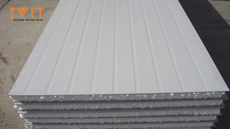 Chồng tấm tôn panel cách nhiệt lõi xốp trắng xếp tại bãi, độ dày panel quyết định chiều dài vít