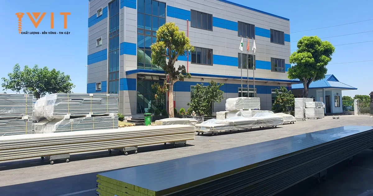 Các chồng tấm panel cách nhiệt tập kết trên sân trước tòa nhà xưởng, chờ đưa tới công trình lợp mái