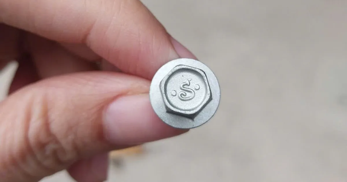 Đầu lục giác vít bắn tôn mạ kẽm có dấu dập S trên mũ vít