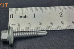 Vít bắn tôn 35mm Sheh Fung ren đơn đầu lục giác kèm đệm cao su EPDM đặt cạnh thước đo