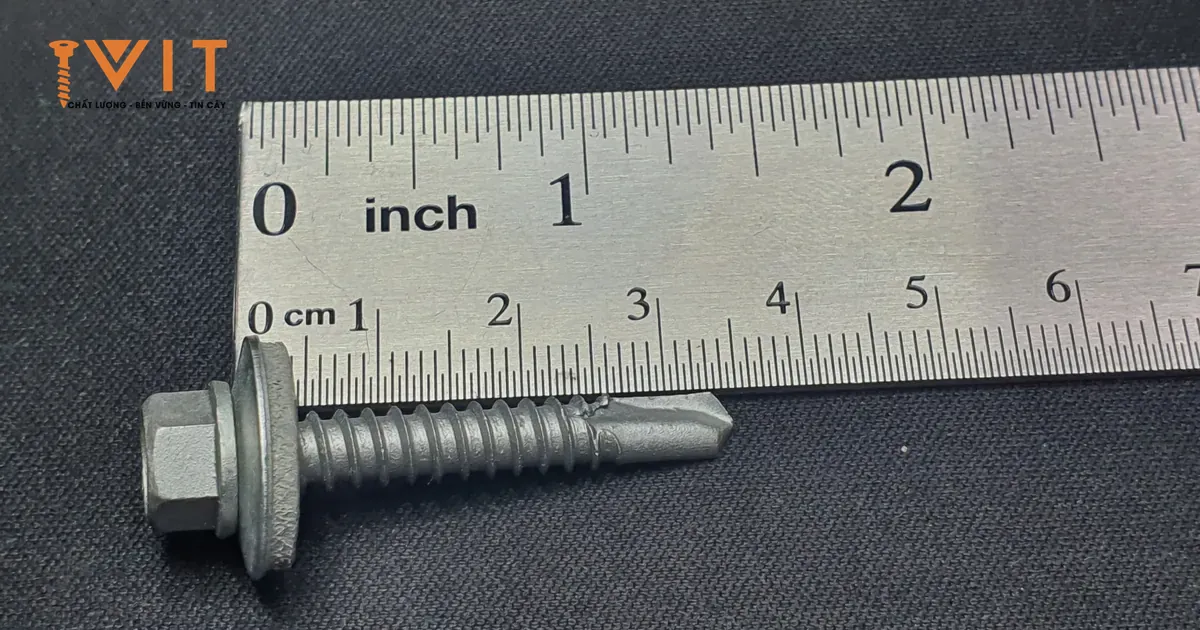 Vít bắn tôn 35mm Sheh Fung ren đơn đầu lục giác kèm đệm cao su EPDM đặt cạnh thước đo