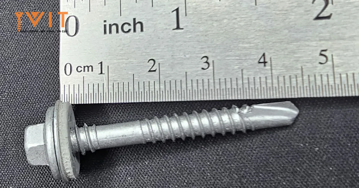 Vít bắn tôn 45mm Sheh Fung ren đơn đầu lục giác kèm đệm cao su EPDM đặt cạnh thước đo