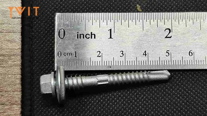 Vít bắn tôn ren kép 6.3/5.5 × 50mm Sheh Fung kèm long đệm EPDM đặt cạnh thước