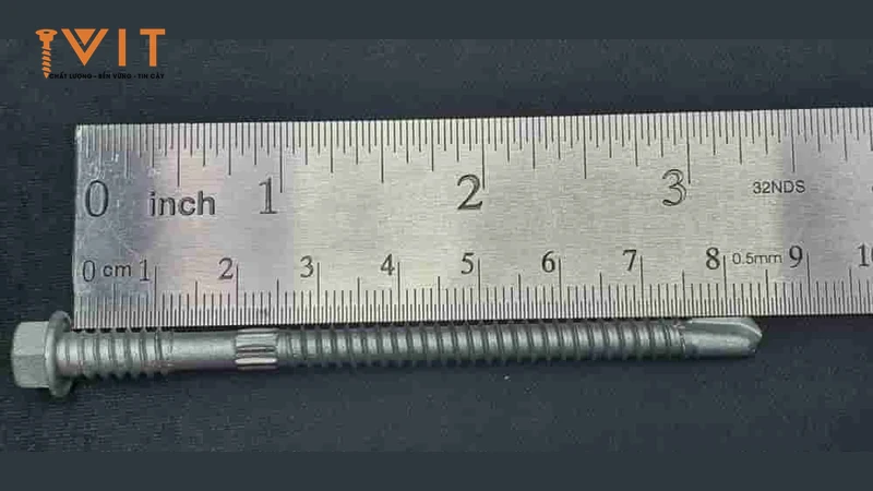 Vít bắn tôn panel ren kép 6.3/5.5 × 85mm Sheh Fung chưa lắp long đệm, đặt cạnh thước inch và cm