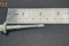Vít bắn tôn ren kép 6.3/5.5 × 55mm Sheh Fung đầu lục giác kèm long đệm EPDM, đặt cạnh thước đo cm và inch