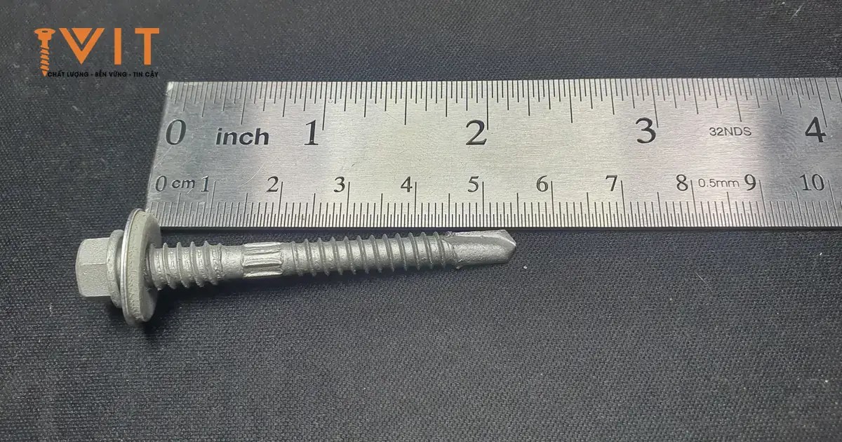 Vít bắn tôn ren kép 6.3/5.5 × 55mm Sheh Fung đầu lục giác kèm long đệm EPDM, đặt cạnh thước đo cm và inch