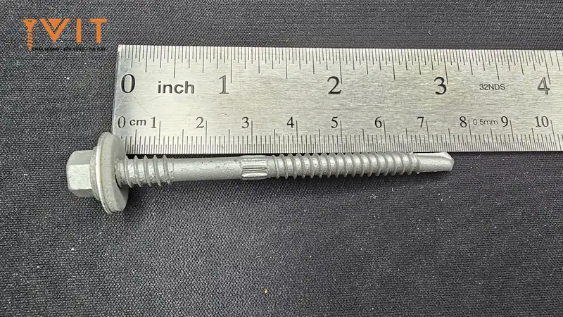 Vít bắn tôn ren kép 6.3/5.5 có đệm cao su EPDM, thấy rõ đoạn ren trên, đoạn khía và đoạn ren dưới