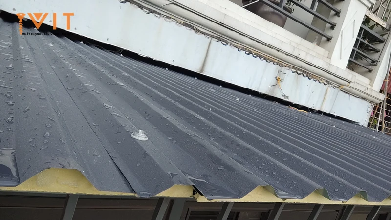 Vít bắn tôn có đệm cao su EPDM bắt trên đỉnh sóng mái tôn xốp còn đọng nước mưa