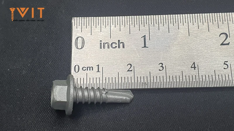 Vít bắt đai seam Sheh Fung đầu lục giác bản không đệm, dài khoảng 20mm, đặt cạnh thước inch và cm